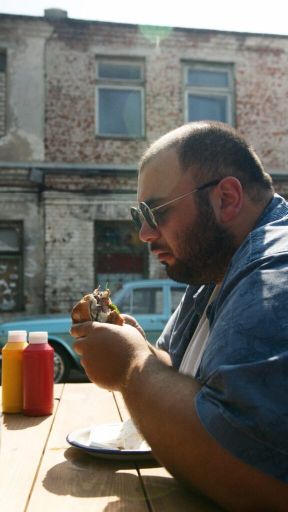 Homme qui mange un hamburger